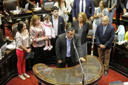 La maratónica sesión por la ley de emergencia económica comenzó con la jura de algunos diputados