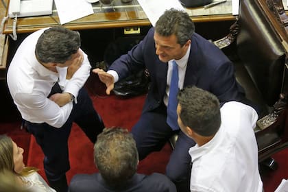 Sergio Massa dialoga con algunos diputados