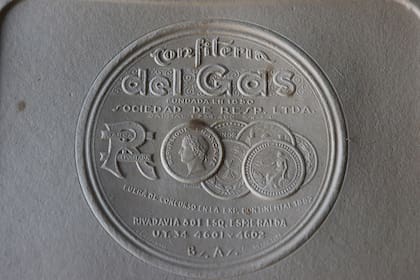 La marca con las iniciales R y H (Roverano Hermanos) entrelazadas perduró varias décadas, aún mucho después de que los Roverano vendieron la confitería.