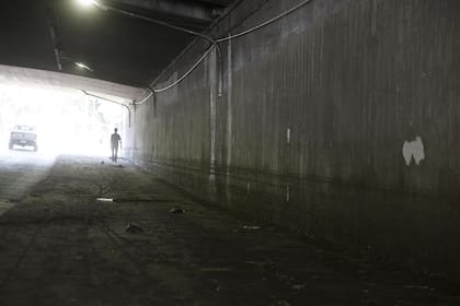 La marca de hasta donde llegó el agua en el túnel de Panamericana
