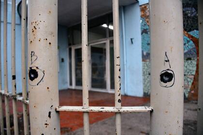 La marca de los disparos en la escuela Estanislao Lopez, baleada en la noche del jueves