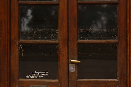 La marca del agua en la puerta de entrada de La Olla de Cobre.