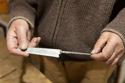 La marca del cuchillero: "Aldo Manzur. Tandil, Argentina" es la firma que grabó en los centenares (miles) de cuchillos que hizo a lo largo de su vida.