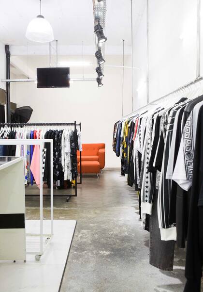 La marca empezó a vender a mayoristas y sumar algunos puntos de venta, aunque nada le quinta la mística al garage de Liniers donde todo empezó, en la planta baja del PH.