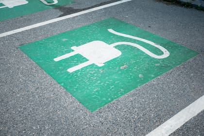 La marca en el asfalto de un estacionamiento noruego que indica el lugar para cargar el auto eléctrico