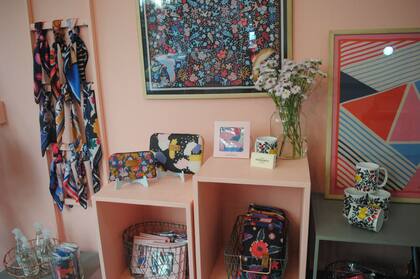 La marca estampa sus diseños en pañuelos, billeteras y otros accesorios