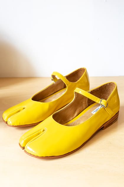 La marca Tari recrea el calzado tradicional de modo contemporáneo; por caso, en impactante amarillo o plateado. Identidad, comodidad y carácter