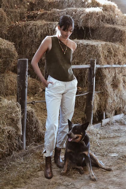 La marca usa como insumos cueros, guampa, alpaca y lana cruda.