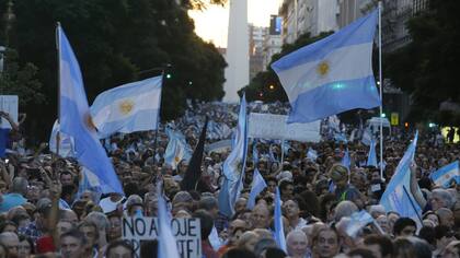 Masivo apoyo al Gobierno en las marchas por la democracia