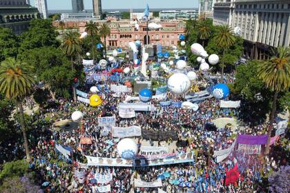 La marcha de la militancia en Plaza de Mayo vista desde el drone de LA NACION