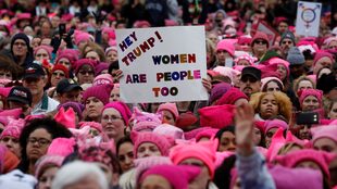 Donald Trump volvió a la carga en Twitter y atacó a las mujeres que marcharon en su contra
