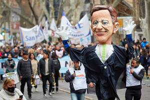 Una masiva marcha y un fuerte paro docente desafía al gobernador radical Suárez