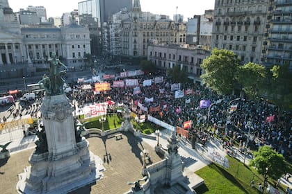 La marcha de los jubilados, vista desde un drone de la Plaza del Congreso