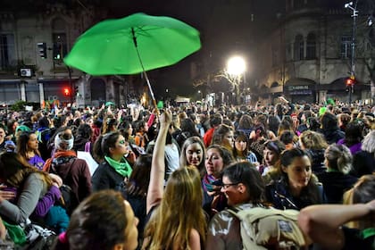La Marcha de Mujeres ya entrada la noche en la ciudad de La Plata