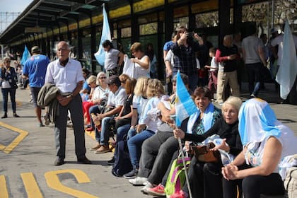 La gente espera para el discurso en las estaciones de Metrobus