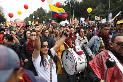 La marcha en Bogotá, que acompaña al paro nacional de convocado por trabajadores, estudiantes y organizciones sociales, se desarrollaba de manera pacífica