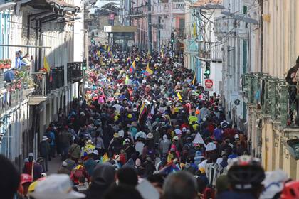 La marcha indígena avanza por el centro de Quito como parte de las protestas por el costo de vida y la situación social