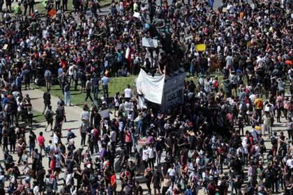 Al paso de la manifestación en el centro de Santaigo se fueron cerrando algunas paradas de metro de la línea 1, que había sido habilitada para funcionar este lunes