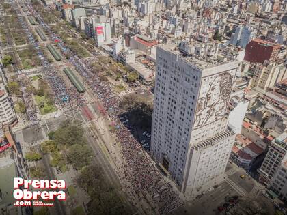La marcha pasó por la puerta del Ministerio de Desarrollo Social.