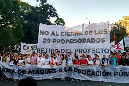 La marcha que precedió el acampe contra la UniCABA en los días previos a la sanción de la ley y en contra del cierre de los institutos de formación docente