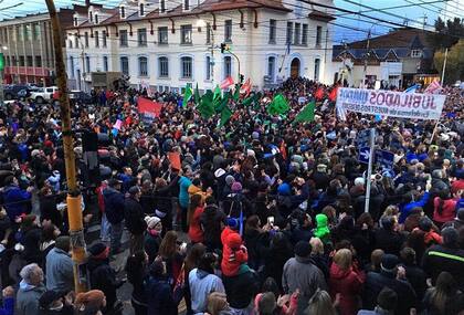 La marcha reunión más de 7000 personas en el centro de Río Gallegos, y se movilizó a la gobernación