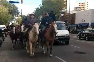 Marchan a caballo para reclamar por el robo y faenado de 117 animales en menos de un año