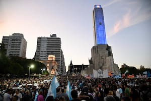 Colectivos con estudiantes partieron desde Rosario para sumarse a la marcha en Capital