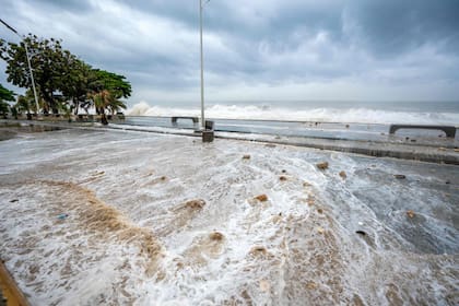 La marea alta se ve en la costa tras el paso del huracán Beryl en Santo Domingo, el 2 de julio de 2024