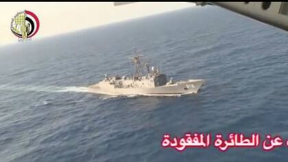 La marina egipcia busca intensamente al avión siniestrado