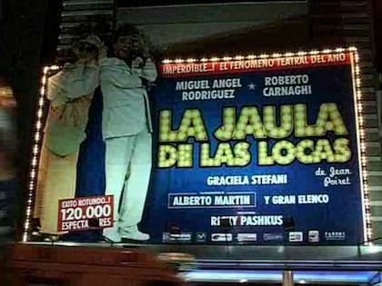 La marquesina del Metropolitan presentando La jaula de las locas