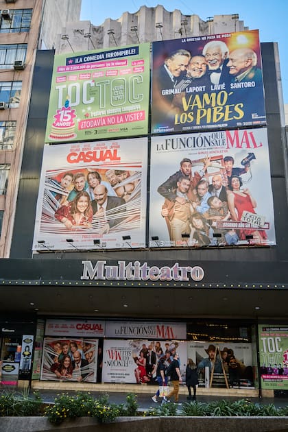 La marquesina del Multiteatro en la que los 4 títulos principales se distribuyen el mismo metraje sin apelar a pantallas led