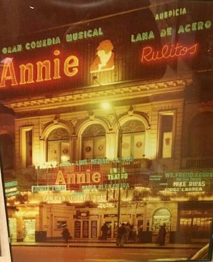 La marquesina del Teatro Lola Membrives anuncia, a comienzos de los años 80, el gran estreno de Annie en Buenos Aires, ciertamente un hito del musical porteño