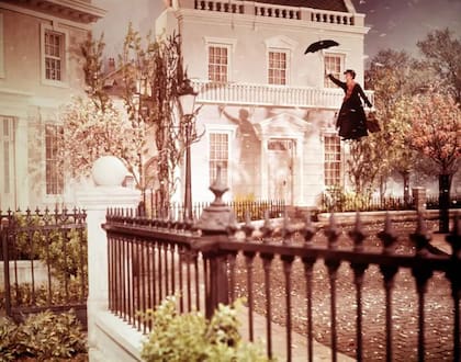 La Mary Poppins de Travers hace su entrada en la historia empujada por una fuerte ráfaga de viento que la arroja contra la casa; en la versión de Disney desciende flotando como un ángel del cielo