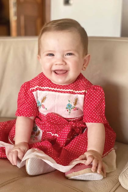La más chica de la familia posa con el vestido que lució Luciana cuando
la bautizaron. “Lo guardó mamá y me encanta que lo use. Le queda
divino”, dice.