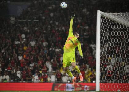 La más clara de Racing; Agustin Rossi vuela y despeja el tiro a quemarropa de Solari, durante el primer tiempo (Photo by Mauro PIMENTEL / AFP)