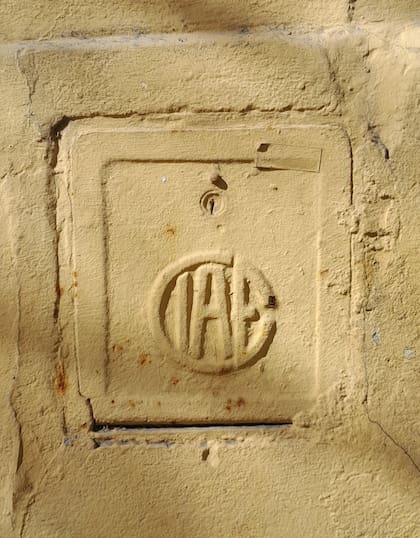 La más clásica tapa CIAE (la Compañía Ítalo Argentina de Electricidad) en Balvanera