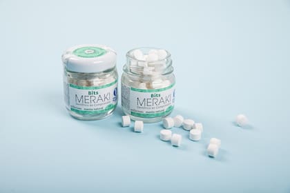 La más reciente revolución de Meraki, una compañía que busca evitar el plástico de un solo uso: comprimidos secos de dentífrico natural, vegano y sin conservantes.