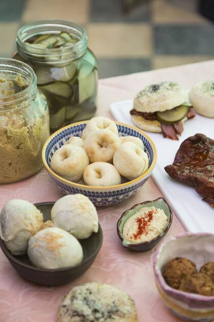 La masa de los knishes, dice Edu, tiene que quedar bien finita, casi transparente