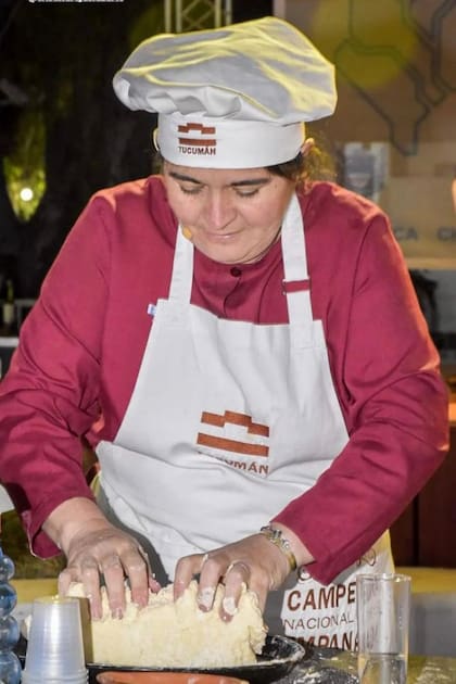 La masa la hace con harina y grasa: "tiene que quedar un poco durita porque el relleno es jugoso y debe estar hecha a la medida de que tengas que hacer 13 repulgues”, explica.