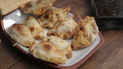 La masa lleva grasa vacuna y, al prepararla, espolvorea los dobleces del hojaldre con almidón de maíz. Para el relleno mezcla carne de lomo, huevo duro, aceitunas picadas, orégano y un toque de aceite de oliva.