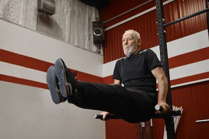La masa muscular se reduce con la edad, pero el entrenamiento de fuerza ayuda a preservarla y mejorar la movilidad