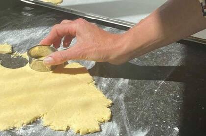 La masa se extiende y luego se corta en círculos con moldes o vasos de cuatro centímetros de diámetro