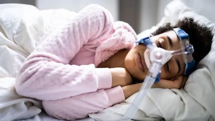 La máscara C-Pap aplica presión de aire positiva continua para que no interrumpas la respiración durante el sueño