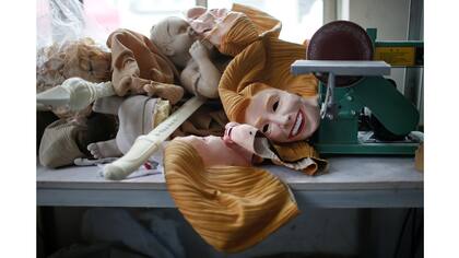 La máscara de Hillary Clinton, espera su control de calidad