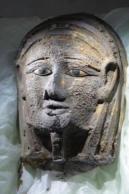 Durante las excavaciones en Saqqara se produjo el hallazgo de una excepcional máscara de plata de enorme pureza, la primera que se encuentra en Egipto desde 1939