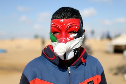 La máscara tiene un vaso plástico con algodón y perfume