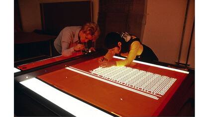 La máscara usada para imprimir el primer cerebro electrónico de la historia fue creada a mano; las mujeres en la foto, cuyos nombres no trascendieron, eran conocidas como "Cortadoras de Rubylith", por la marca de la cinta de enmascarado