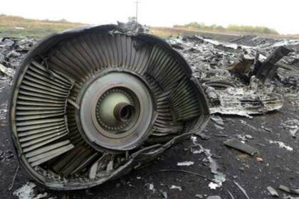 La mascarilla de oxígeno fue hallada con los restos del avión en un campo ucraniano
