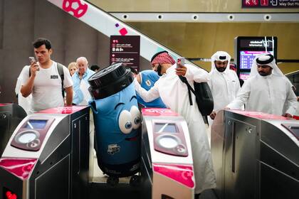 La mascota Botija de Uruguay tuvo problemas para pasar por un molinete en el sistema de metro subterráneo en Doha