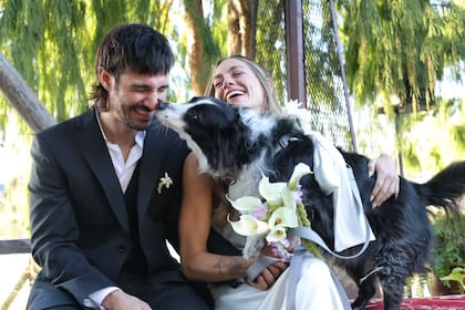 La mascota de la familia también tuvo un protagonismo especial en la boda y acompañó a la pareja en el altar